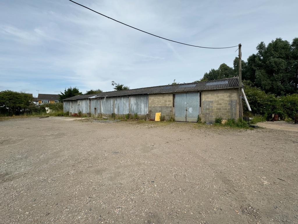 Lot: 86 - FREEHOLD SITE AND BUILDING WITH POTENTIAL - Building and yard